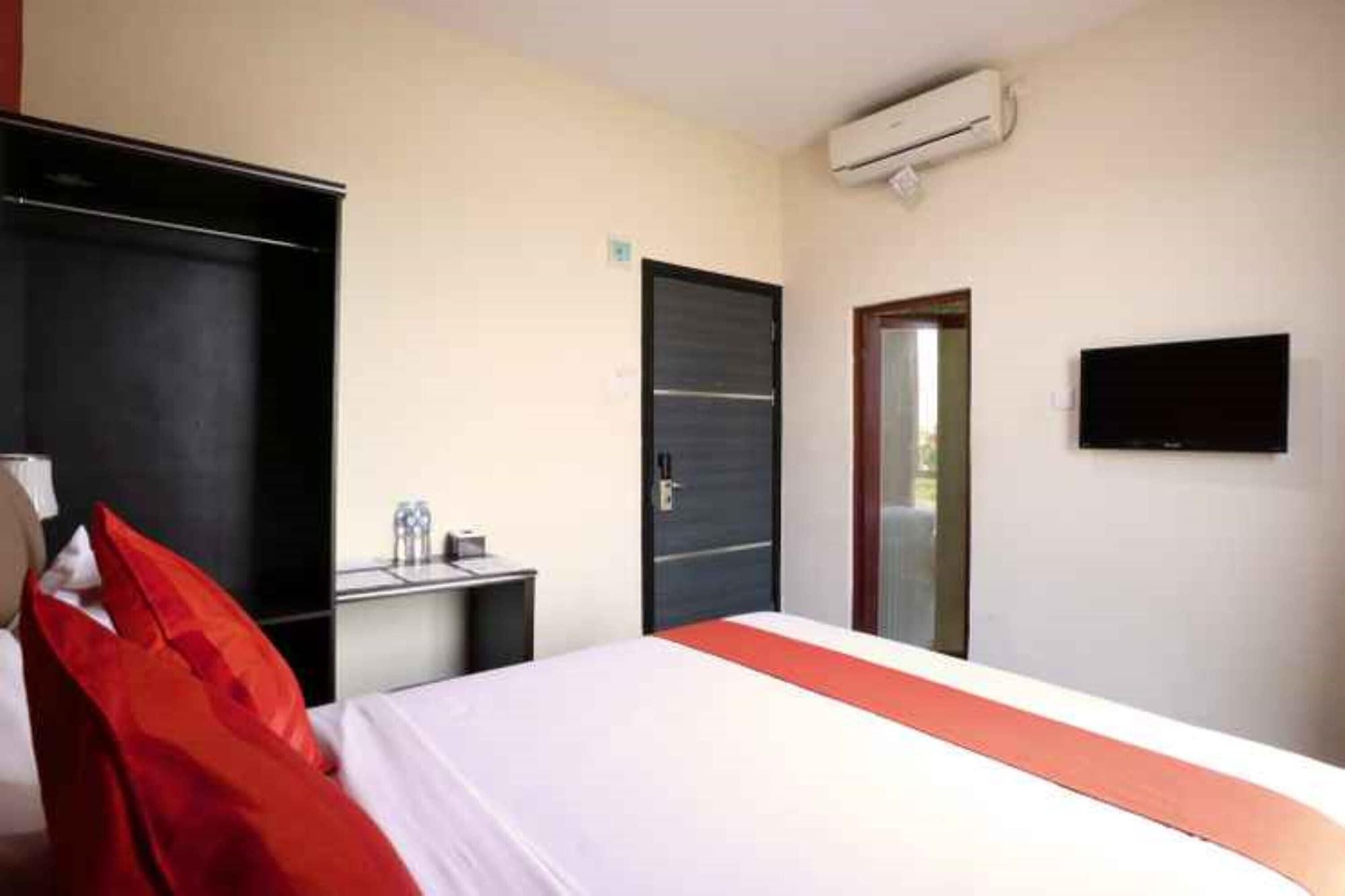 Blitz Hotel Batam Exterior foto
