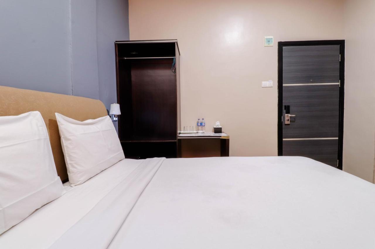 Blitz Hotel Batam Exterior foto