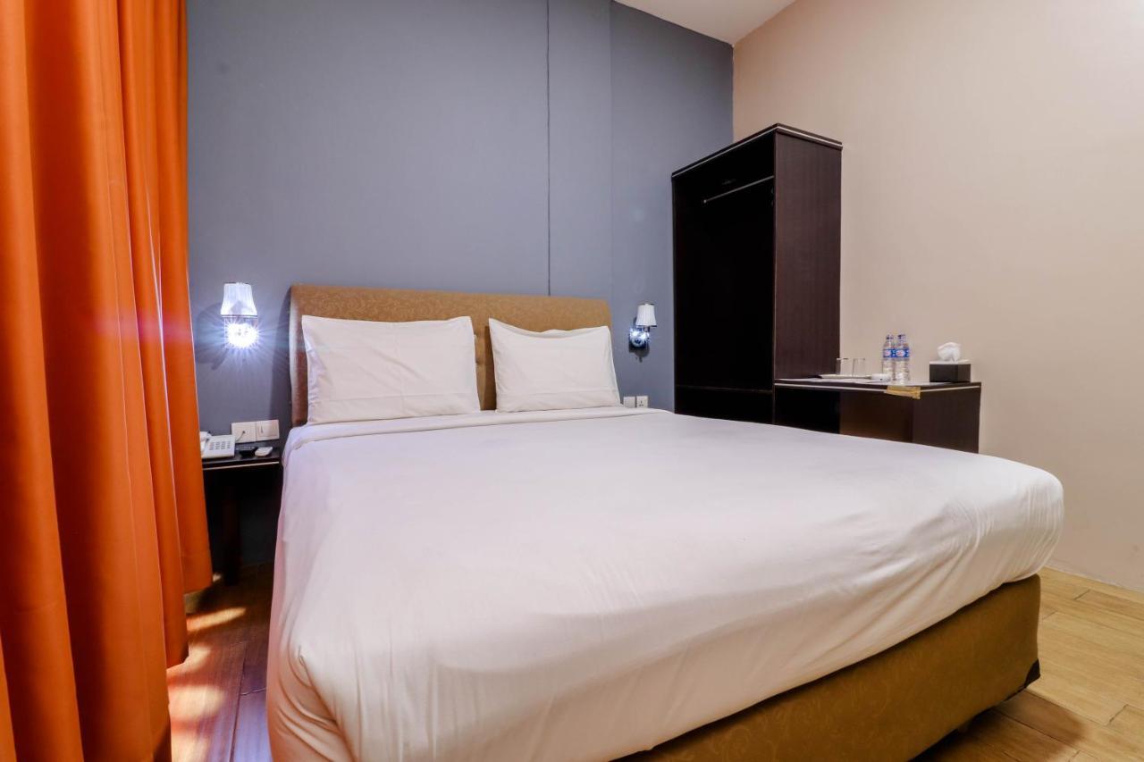Blitz Hotel Batam Exterior foto