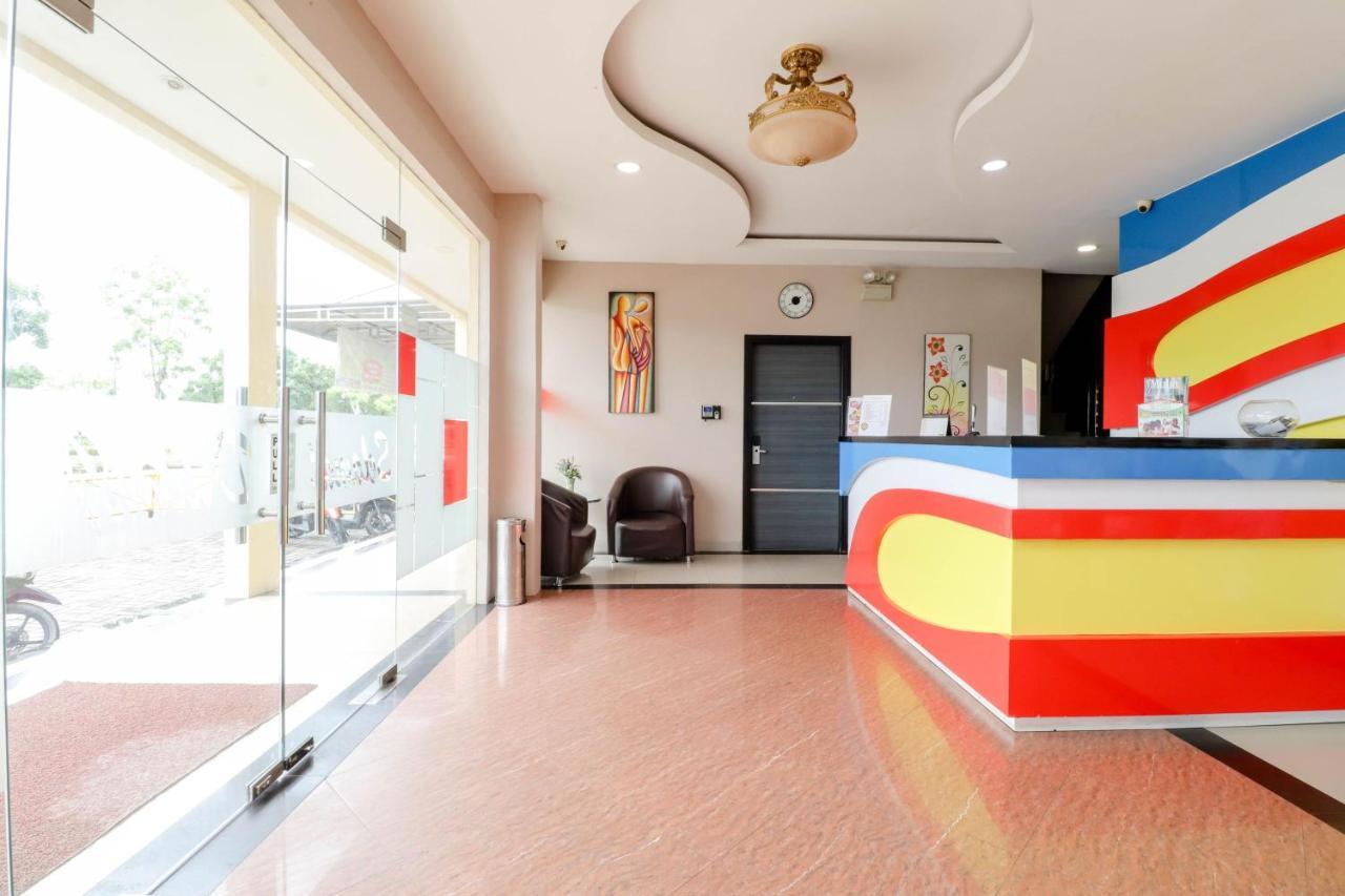 Blitz Hotel Batam Exterior foto