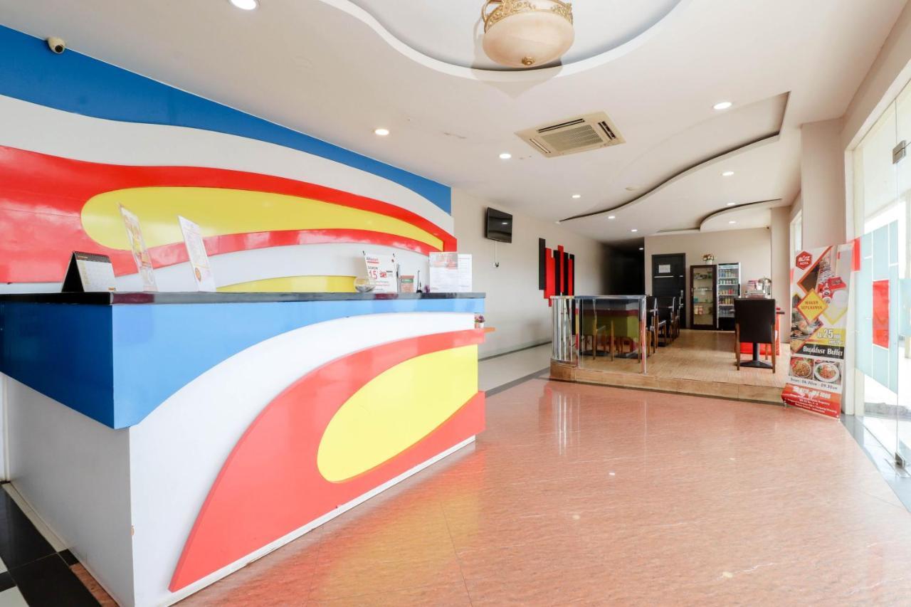 Blitz Hotel Batam Exterior foto