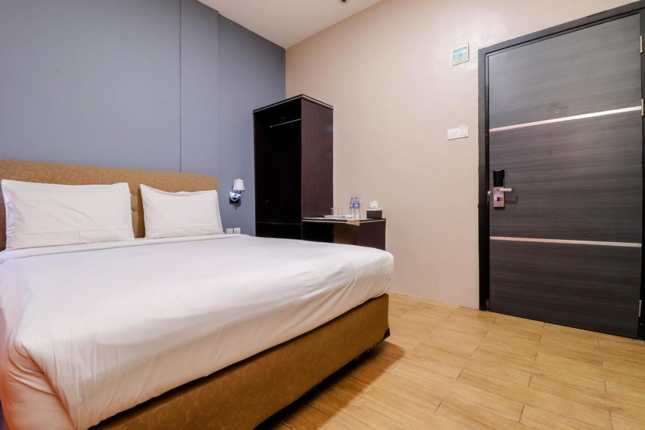 Blitz Hotel Batam Exterior foto