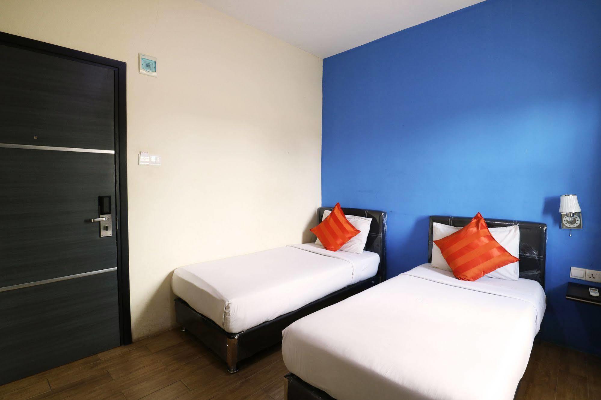 Blitz Hotel Batam Exterior foto