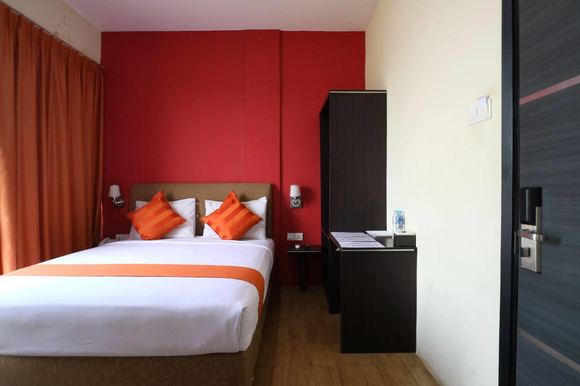 Blitz Hotel Batam Exterior foto