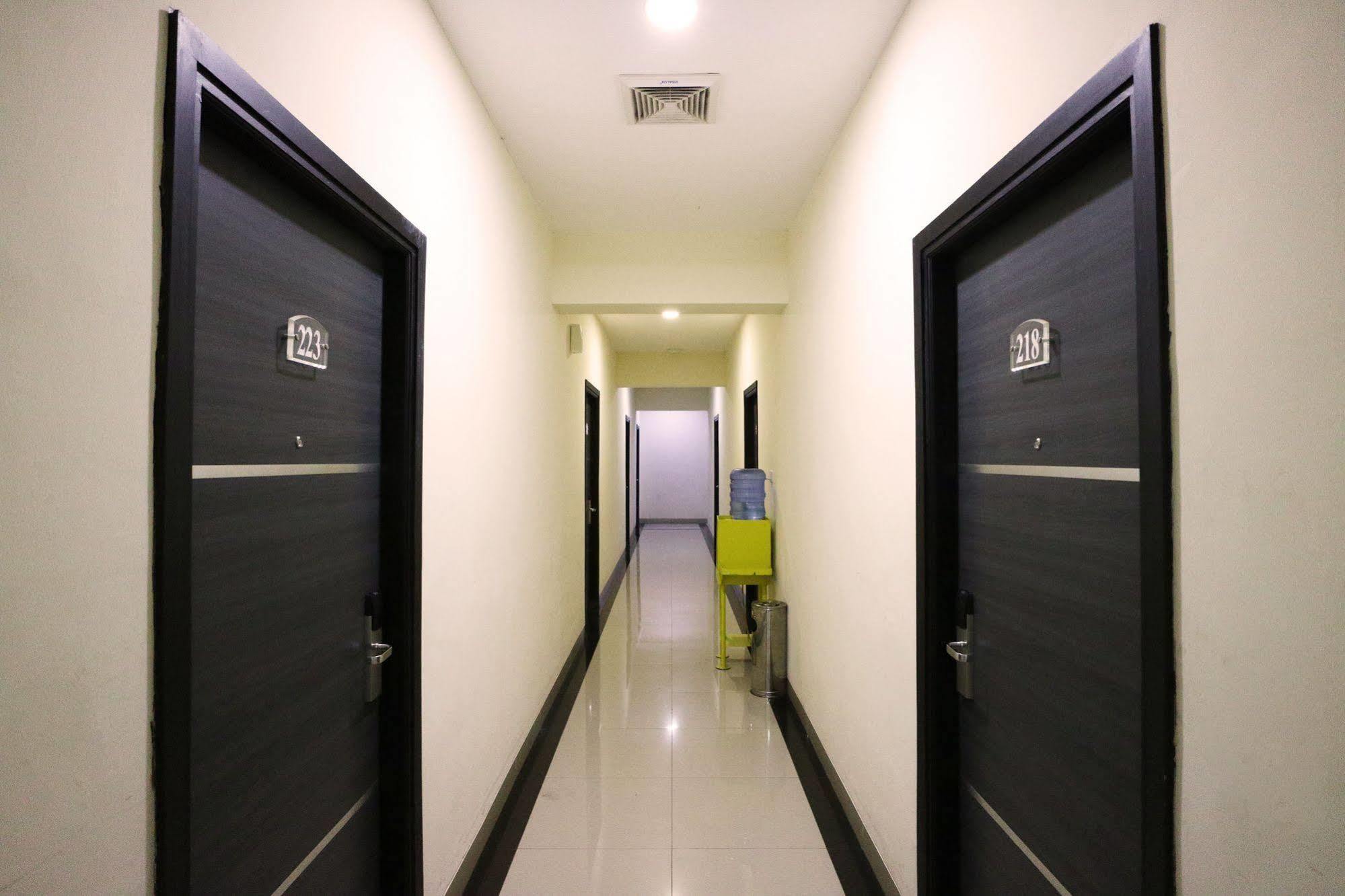 Blitz Hotel Batam Exterior foto