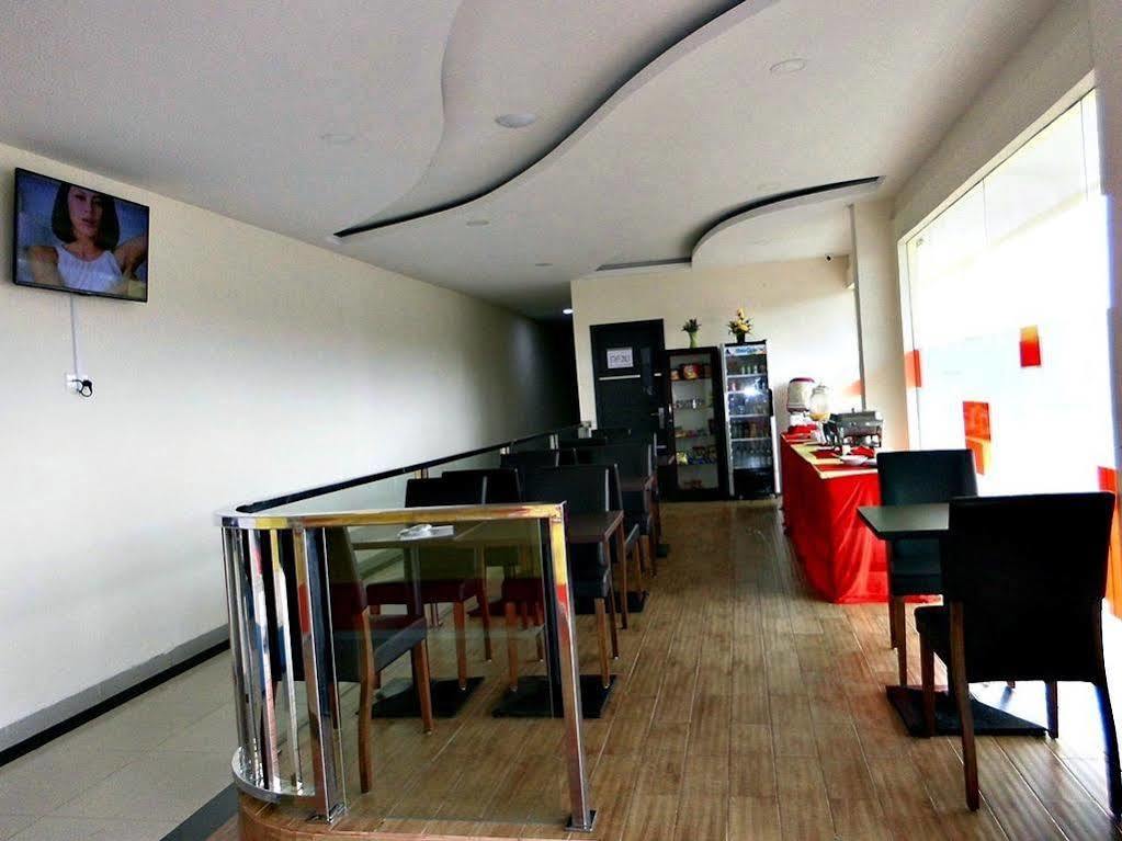 Blitz Hotel Batam Exterior foto