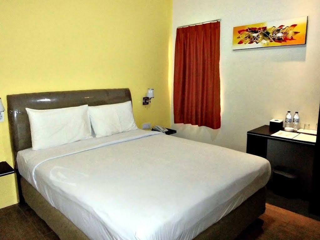Blitz Hotel Batam Exterior foto