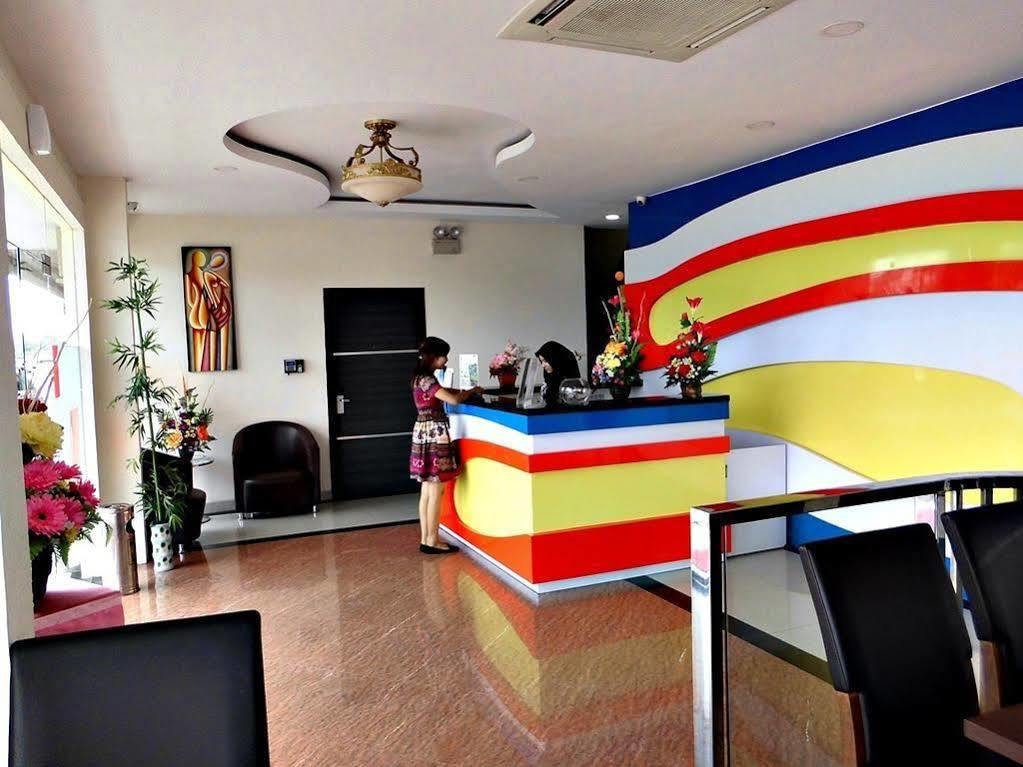 Blitz Hotel Batam Exterior foto